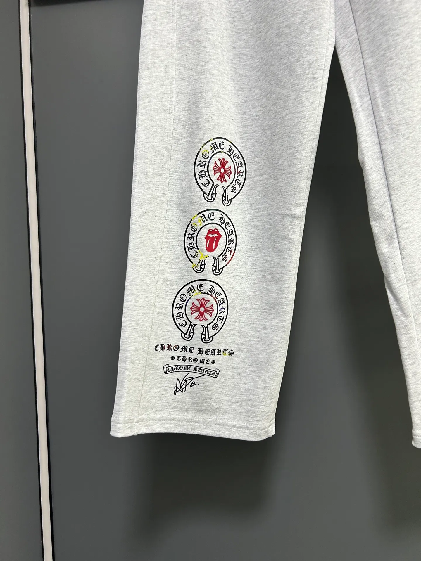 P220 Chrome Hearts 25 new colorful cross-mark loose straight trousers 2025 autumn and winter new embroidered elastic band casual trousers, customized fabrics at the counter. Made of 400g high-version terry fabric, with high breathability and comfort, impeccable details, no pilling and no deformation, brand element design concept, reflecting high quality. It feels delicate and soft! It presents casual tailoring, the same style for men and women, and the upper body shape is awesome! Size: S M L XL Color: Black Gray